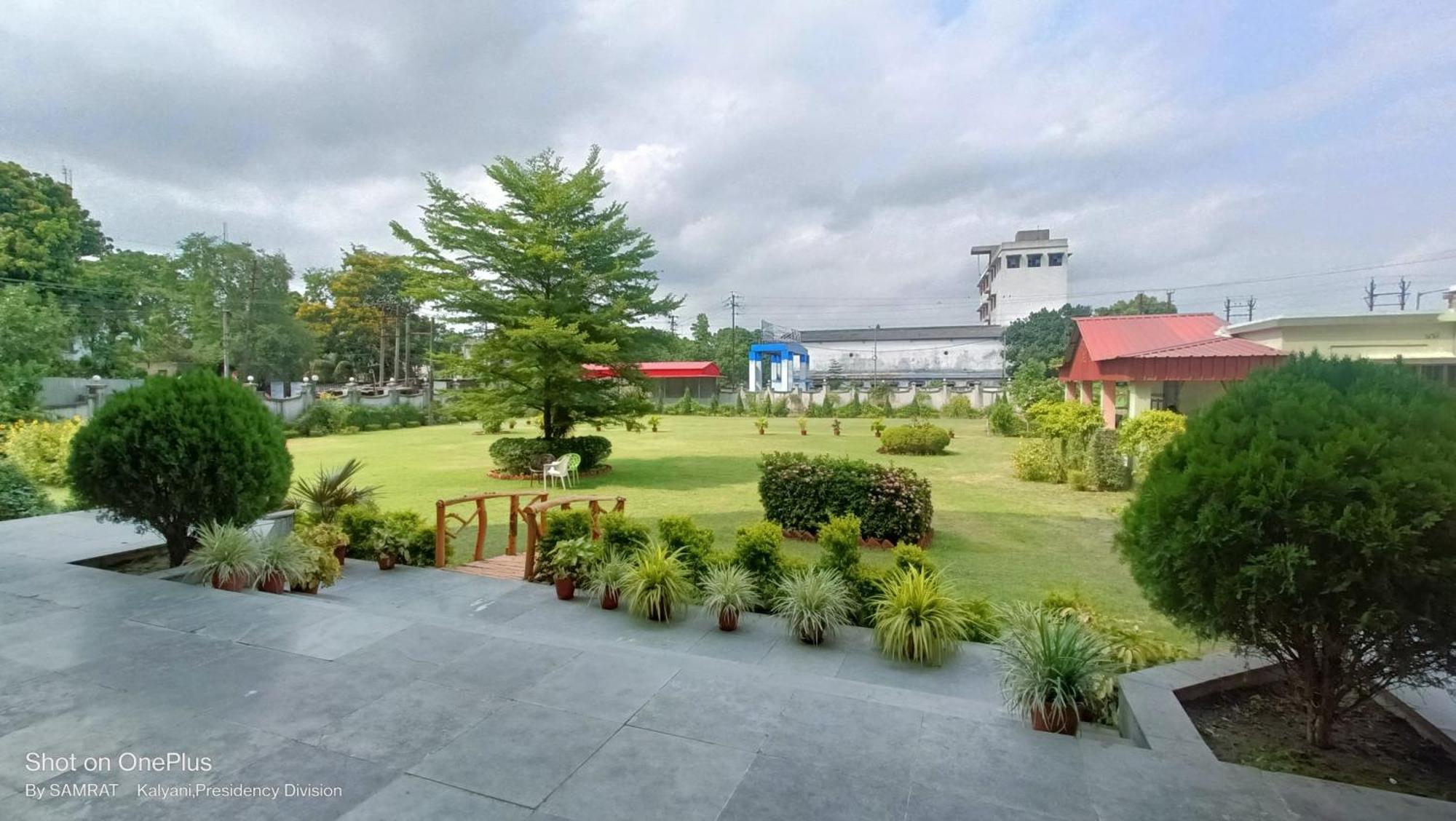 Trisplanet Hotel Kalyani Bagian luar foto