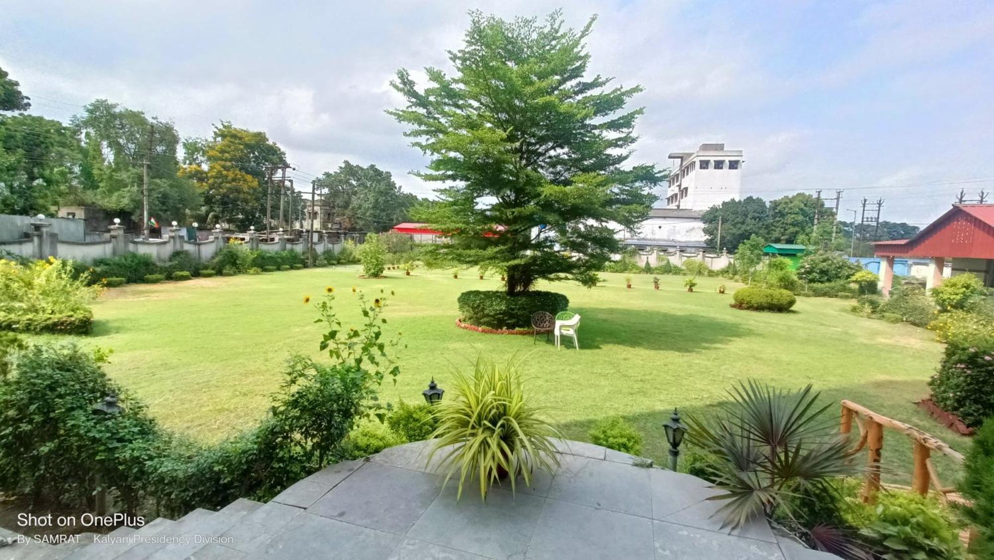 Trisplanet Hotel Kalyani Bagian luar foto