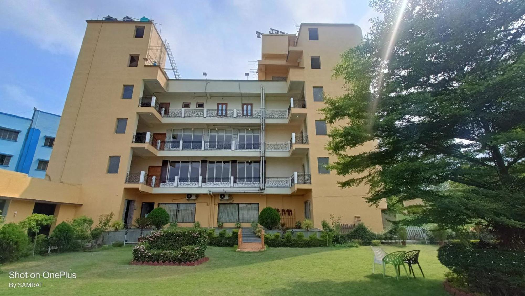 Trisplanet Hotel Kalyani Bagian luar foto